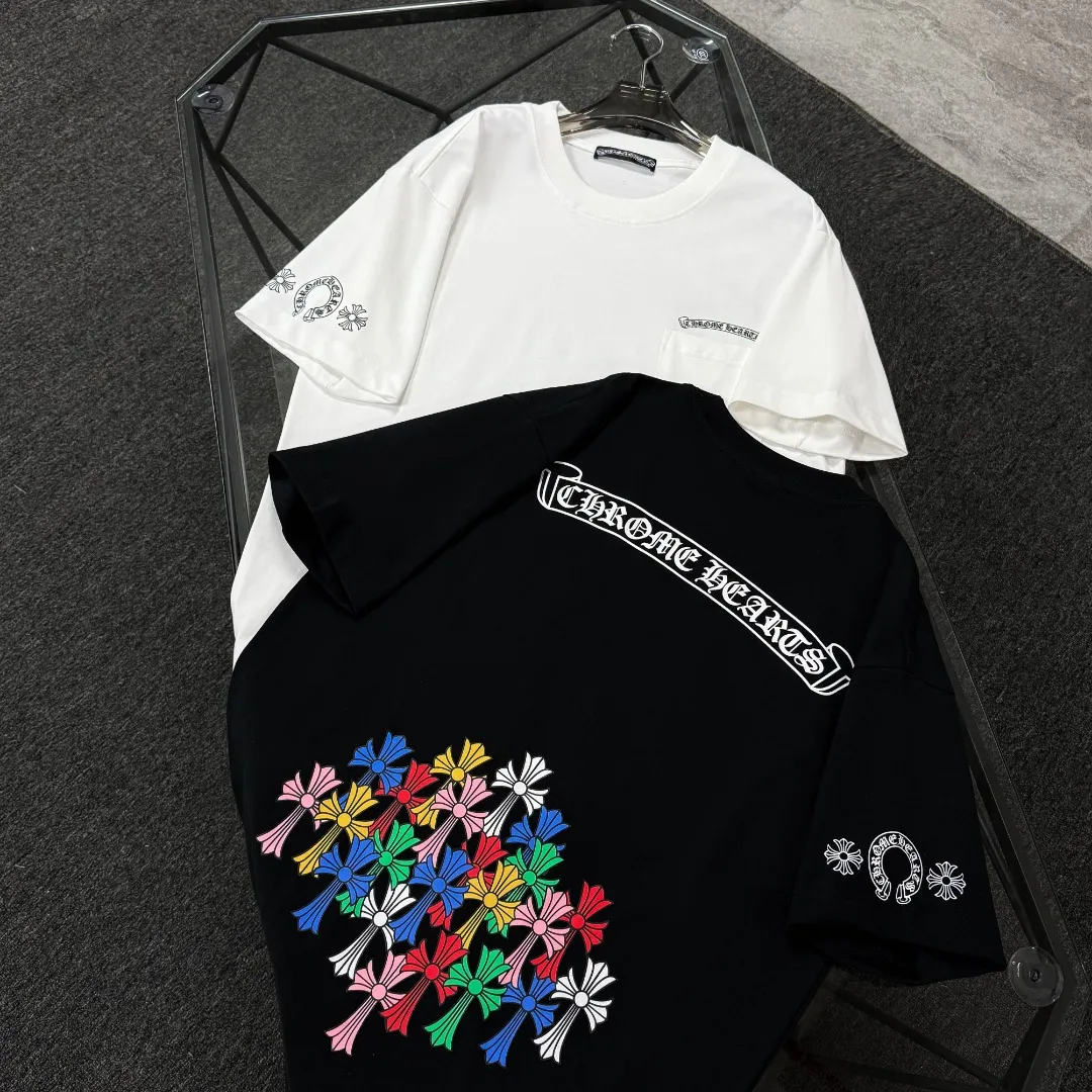 P180 Chrome Hearts Chrome Hearts 25 high version. The fabric is made of 300 grams of high-density cotton. It does not deform or shrink. It has three labels. It is the same style for men and women. Technology: Digital printing. Color: White. Black. SIZE: S-XL.